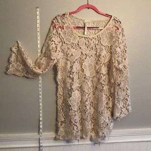 Lace tunic 2X Looks great with jean leggings.